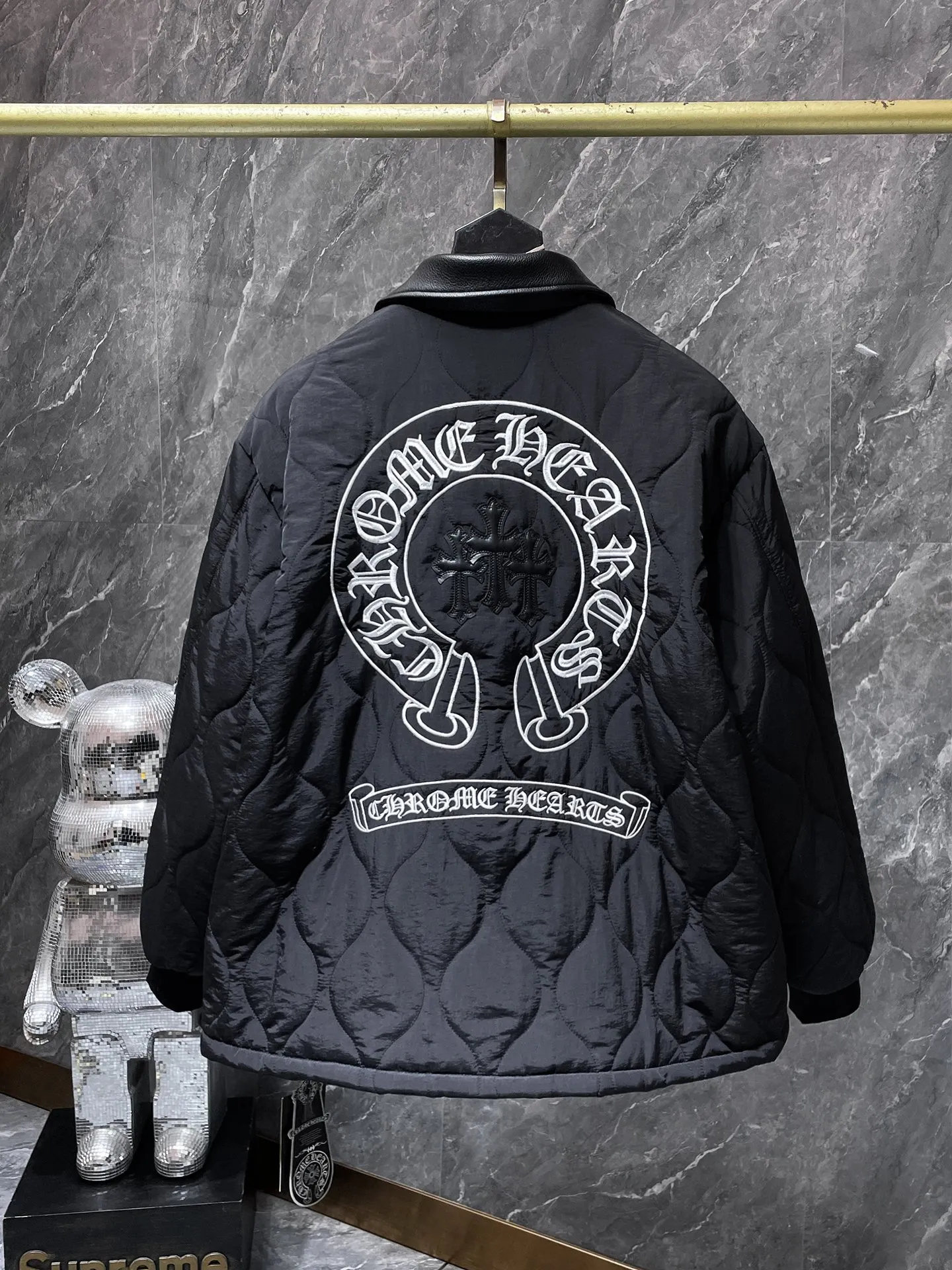 P416 Chrome Hearts 🍁Winter cotton jacket series🍁 25ss Crow Heavy Industry Cross Leather Label Lapel Embroidered Cotton Jacket Available at counters simultaneously❤ The highest version series on the market Customized version of windproof pure cotton jacket fabric Filled with high-density high-elastic down cotton inside Highly warm, fluffy and soft, extremely resilient Lightweight and fashionable ✨✨ Slim fit and not bloated Recommended color: black Code number: S, M, L, XL